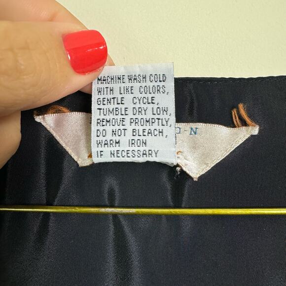 Fashion Attitudes VINTAGE‎ black Silky Short Sleeve blouse gold metal Buttons - Picture 5 of 7